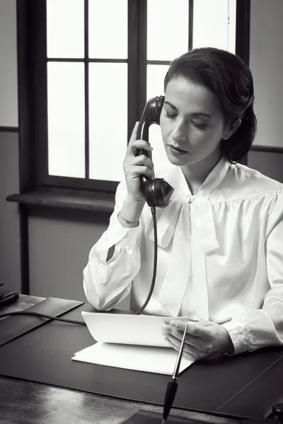 Réceptionniste souriante au travail — Photo