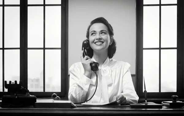 Lachende receptioniste op het werk — Stockfoto