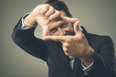 Adam çerçeveleme gözler