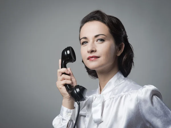 Secretária vintage no telefone — Fotografia de Stock