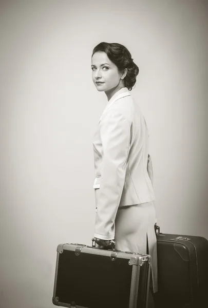 Винтажная женщина с чемоданами — стоковое фото