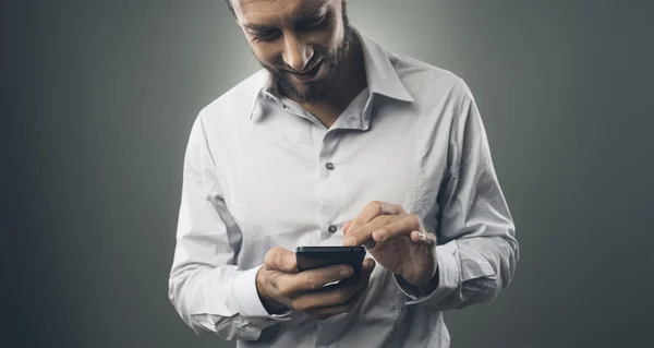 Lächelnder Geschäftsmann mit Handy — Stockfoto