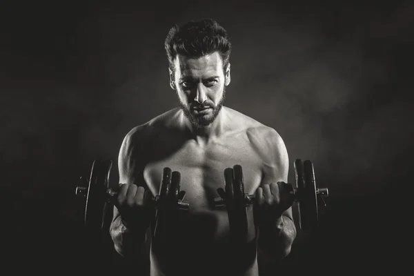 Male bodybuilder working out — Stock Photo, Image