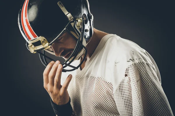 Voetballer met helm — Stockfoto