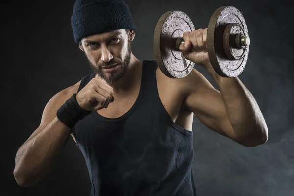 Uomo attraente sollevamento pesi — Foto Stock