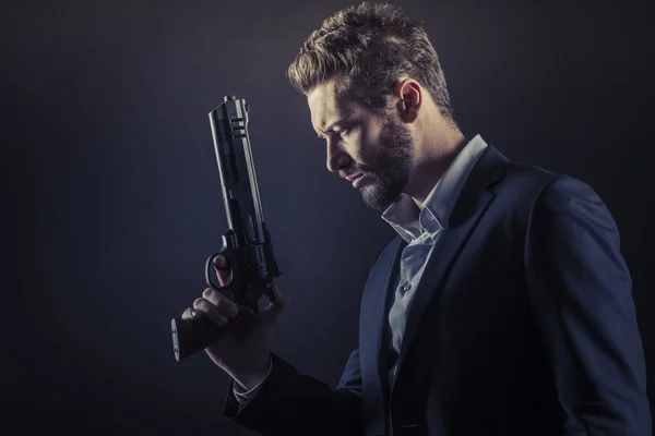 Tapferer Mann mit Waffe — Stockfoto