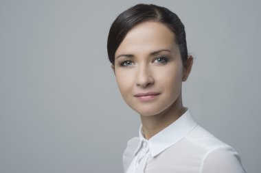 sevimli gülümseyen kadın