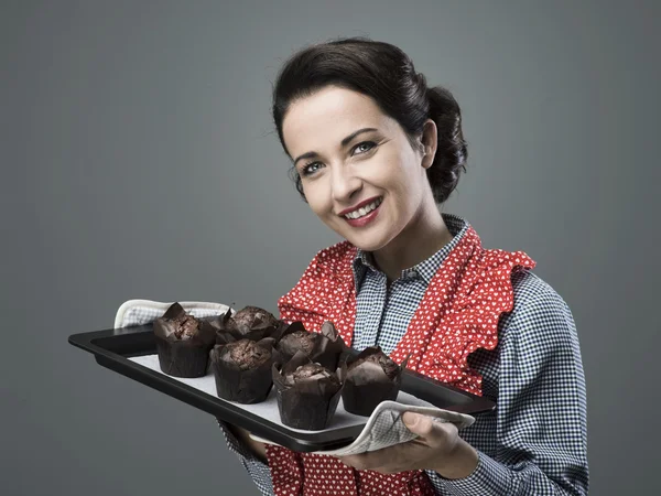 Vintage huisvrouw met muffins — Stockfoto