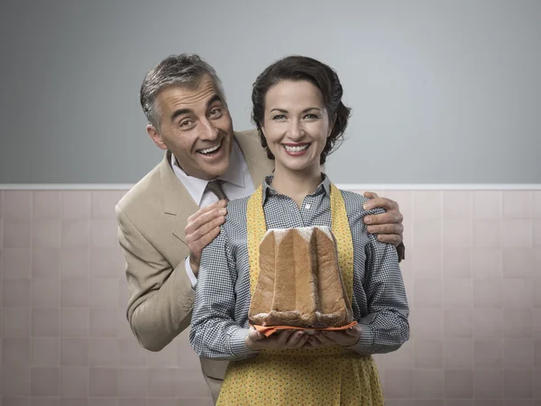 Jahrgangs-Paar mit Kuchen — Stockfoto