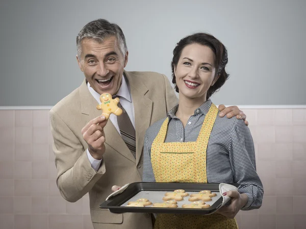 Pareja sirviendo galletas de jengibre — Foto de Stock