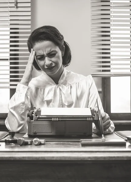Vintage sekretářka s bolestí hlavy — Stock fotografie