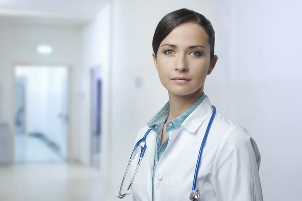 Fiducioso medico femminile — Foto Stock