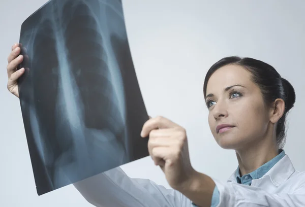 Médico examinando rayos X — Foto de Stock