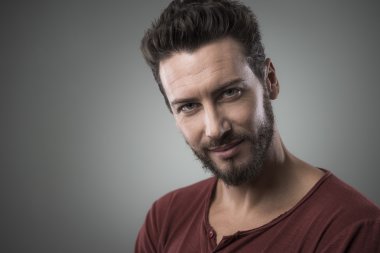 Gülümseyen adam portresi