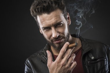 Kendine güvenen şık adam