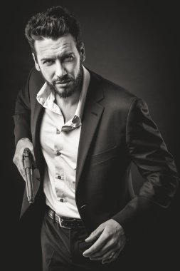 Adam silahını çekerek