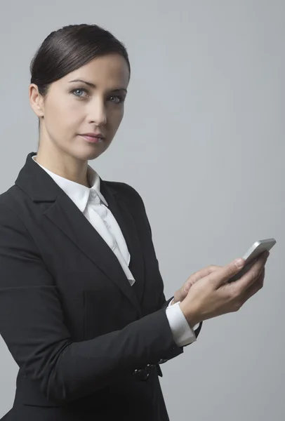 Affärskvinna med mobila — Stockfoto