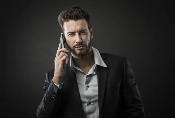 携帯電話の呼び出しを持つビジネスマン — ストック写真