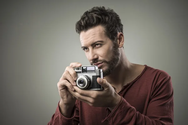 Uomo in possesso di una fotocamera — Foto Stock