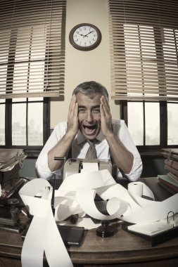 Muhasebeci bağırarak kafa elinde