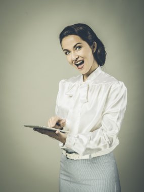Tablet ile heyecanlı vintage kadın