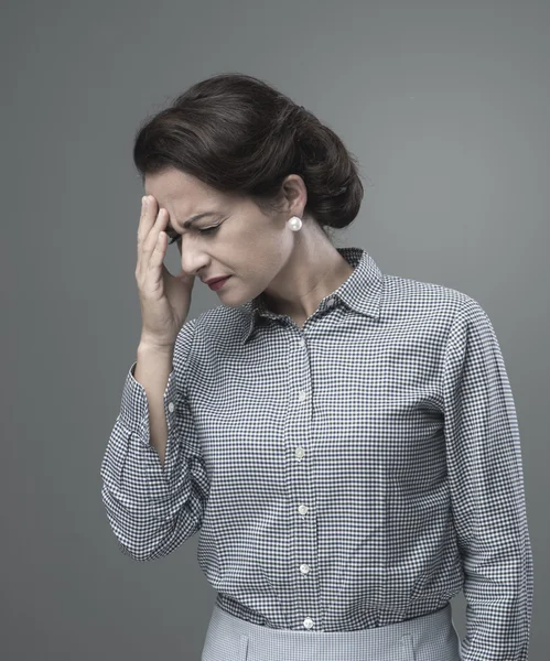 Mujer con dolor de cabeza tocando la frente — Foto de Stock