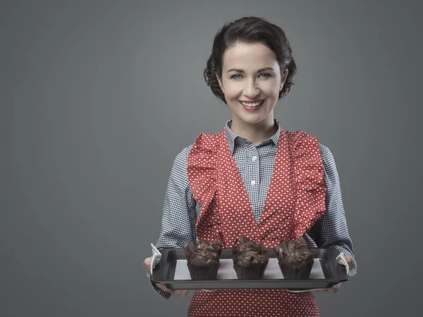 Vrouw bedrijf huisgemaakt muffins — Stockfoto