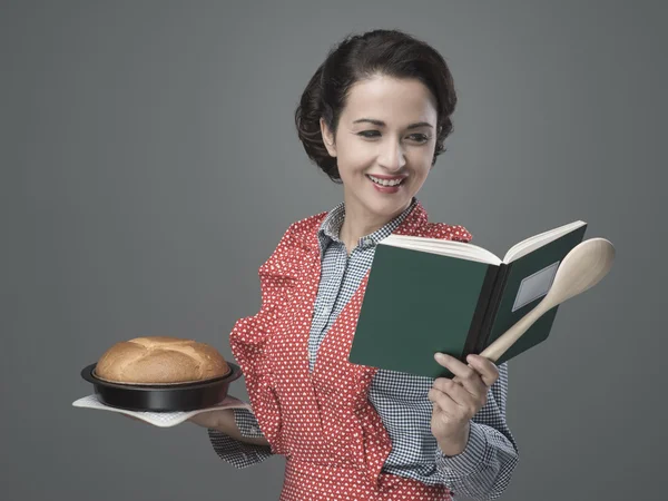 Hausfrau hält Kochbuch in der Hand — Stockfoto