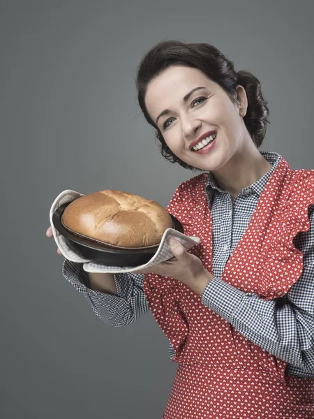 Donna che tiene una torta fatta in casa — Foto Stock