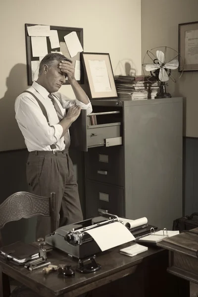 Hombre de negocios cansado al lado del gabinete de archivos — Foto de Stock