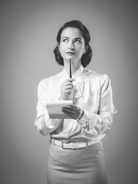 Aantrekkelijke secretaris maken van aantekeningen — Stockfoto