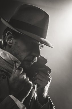Dedektif borsalino şapka ile