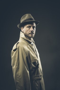 Kendine güvenen Ajan trençkot