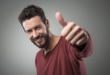 Çekici adam başparmak gösterilmesini