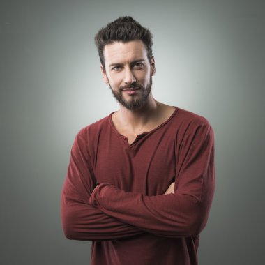 Emin çekici erkek gülümseyen