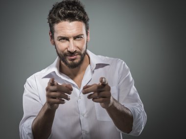 Şık adam kameraya işaret