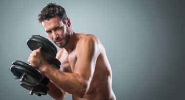 Çekici bir genç adam çalışma ou