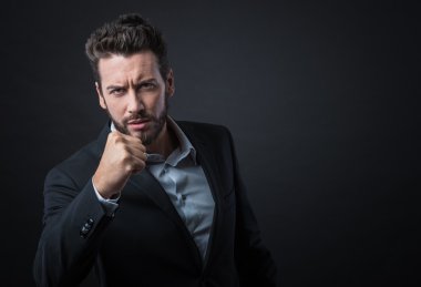 Kızgın işadamı yumruk gösterilen