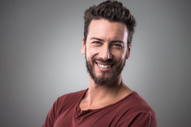 Neşeli gülümseyen genç adam
