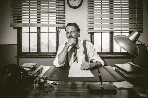 Geschäftsmann arbeitet im Büro — Stockfoto