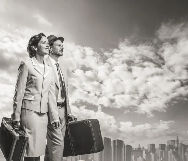 Couple walking and holding suitcases — Stock Photo, Image