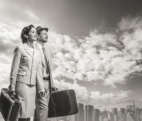 Casal caminhando e segurando malas — Fotografia de Stock