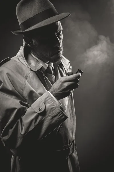 Hombre iluminación cigarrillo — Foto de Stock