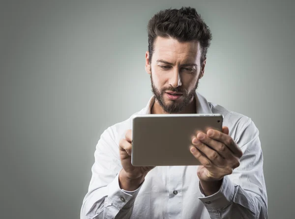 Uomo attraente utilizzando tablet — Foto Stock