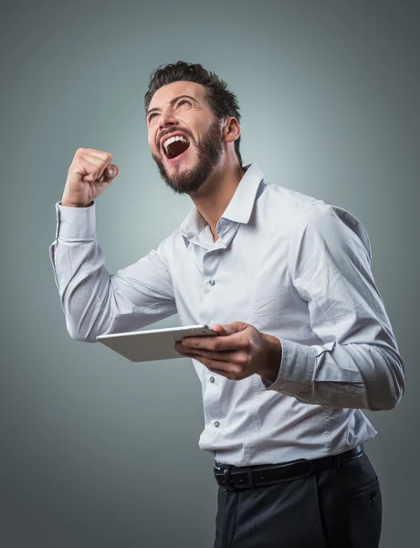 Jovem sorridente com tablet — Fotografia de Stock