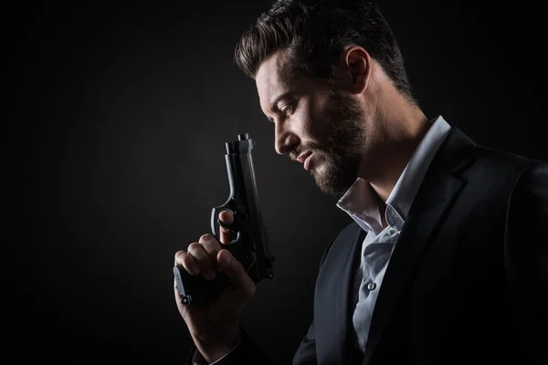 Homem legal segurando arma — Fotografia de Stock