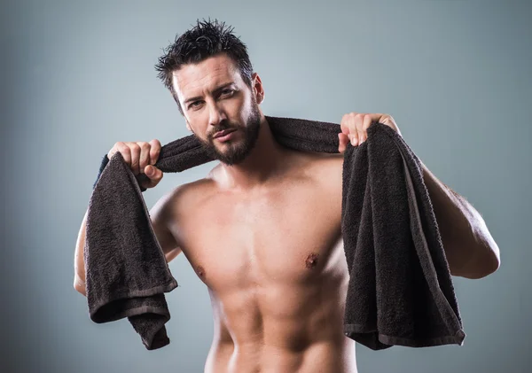 Homem muscular corpo de secagem — Fotografia de Stock