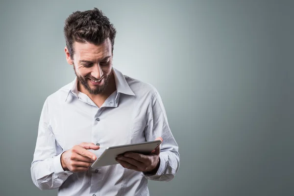 Hombre atractivo usando tableta — Foto de Stock