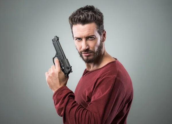 Uomo aggressivo in possesso di pistola — Foto Stock