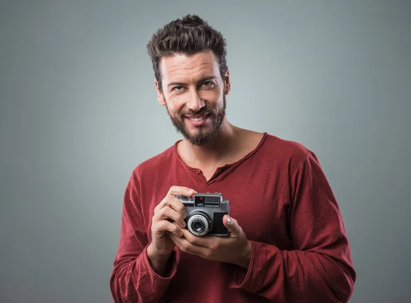 Homem segurando câmera vintage — Fotografia de Stock